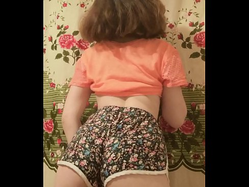 ❤️ סעקסי יונג באַבע סטריפּינג אַוועק איר קורצע הייזלעך אויף אַפּאַראַט ❤ שיין פּאָרן ביי אונדז ❌️